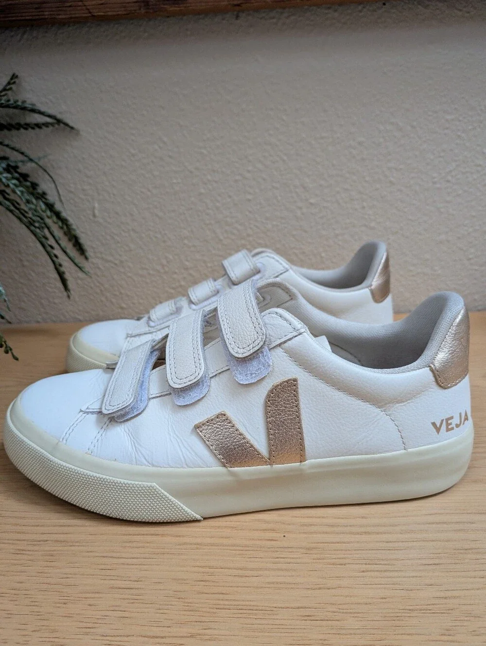 VEJA Extra White Platine Recife Logo Leather Rose Gold Sneakers Size 7